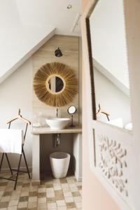 a bathroom with a sink and a mirror at Le Pré Rainette, Chambres d'Hôtes de Charme in Sorrus