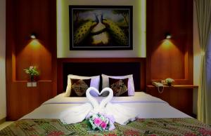 Rúm í herbergi á Griya Sentana Hotel