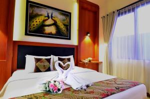 Rúm í herbergi á Griya Sentana Hotel