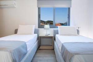 Posteľ alebo postele v izbe v ubytovaní KN Ionian Suites