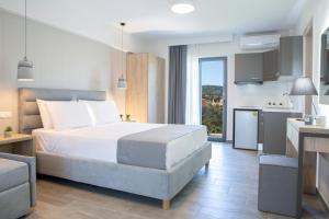 Posteľ alebo postele v izbe v ubytovaní KN Ionian Suites + 33 fotografií