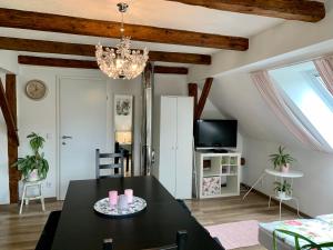 Feistritz im RosentalにあるFerienwohnung Pichlerのリビングルーム(ブラックテーブル、シャンデリア付)