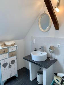 Feistritz im RosentalにあるFerienwohnung Pichlerの洗面台と鏡のあるバスルーム