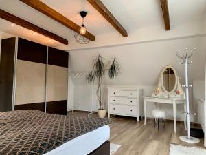 1 dormitorio con cama, escritorio y espejo en Ferienwohnung Pichler en Feistritz im Rosental