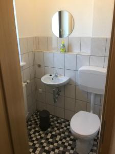 łazienka z toaletą i umywalką w obiekcie Sunshine Cottage w mieście Waldsolms