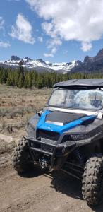 um veículo off-road estacionado numa estrada de terra batida em Stagecoach Inn & Suites em Dubois