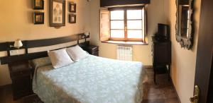a bedroom with a bed and a window at Gran Pedroso de Llanes in Llanes
