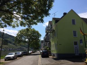 un edificio verde al lado de una calle en Haus Margarete, en Zell an der Mosel