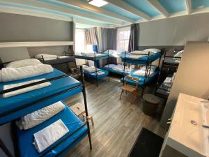 بيت شباب كوزموس أمستردام في أمستردام: غرفة نوم مع عدة أسرّة بطابقين فيها