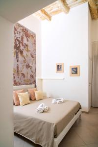 - une chambre avec un lit et des serviettes dans l'établissement NapoliViva, à Naples