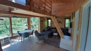 ein Wohnzimmer mit einem Tisch und Stühlen in einem Haus in der Unterkunft Tiny House Grabovac in Rakovica