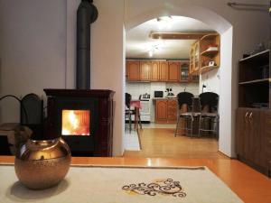 Η κουζίνα ή μικρή κουζίνα στο Chata Hrádok +10 φωτογραφίες