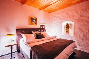 een slaapkamer met een groot bed in een kamer bij Ultra premium apartments in Český Krumlov