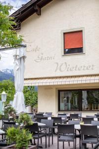 A restaurant or other place to eat at Garni Wieterer