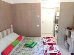 Dormitorio pequeño con cama y nevera en Appartamento Lavanda Garda, en Garda