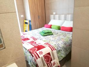 Dormitorio pequeño con cama con manta en Appartamento Lavanda Garda, en Garda