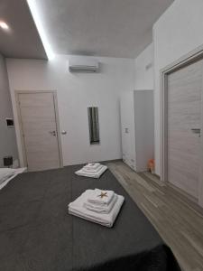 a room with two white towels on a bed at B&B La Casa di Pino in Lampedusa