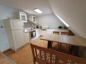 une cuisine avec une table en bois et une salle à manger dans l'établissement Ferienwohnung „Forsthaus Bigge“, à Olsberg