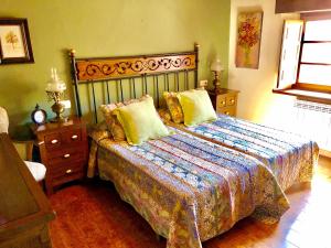 1 dormitorio con 1 cama con edredón y almohadas en Gran Pedroso de Llanes, en Llanes