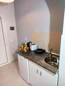 una cucina con lavandino e piano di lavoro di Wave Marathias Apartments a Marathias