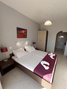 マラティアスにあるWave Marathias Apartmentsのベッドルーム1室(大型ベッド1台、タオル付)