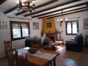 una sala de estar con una mesa y un sofá en CASA TORRE DEL MANZANO, en Torrox Costa