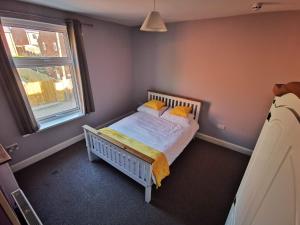 A bed or beds in a room at K Stunning 5 Bed Sleeps 8 Families Workers by Your Night Inn Group