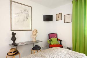 een slaapkamer met een bed en een groen gordijn bij Le Précieux terrasse 25m2 et parking privé in Aix-en-Provence