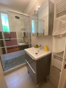 ein Bad mit einem Waschbecken und einer Dusche in der Unterkunft Villa Bel-horizon, soleil du sud in Bagnols-sur-Cèze