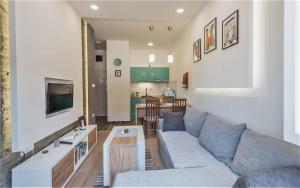 uma sala de estar com um sofá e uma mesa em Apartman Breza - Апартман Бреза em Banja Koviljača