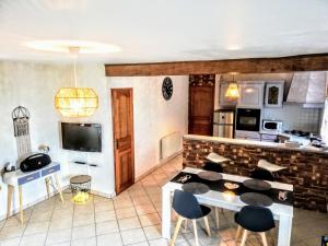 een keuken met een tafel en stoelen in een kamer bij Scandi-house in Marly-la-Ville