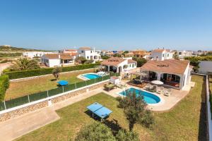 una vista aérea de una casa con piscina en Villas Pomelo & Papaya, en Cala en Blanes