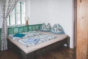 łóżko w pokoju z oknem w obiekcie Gemütliches Wohnen in der alten Schule w mieście Weitra