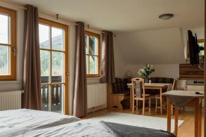 Postel nebo postele na pokoji v ubytování Haus Enzian