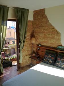Postel nebo postele na pokoji v ubytování Aljama - Downtown B&B