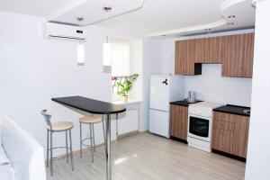 una cucina con un tavolo e sedie in una stanza di Студія, вул. Сумгаїтська, 24, центр ПЗР a Čerkasy
