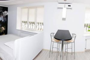 una cucina con un tavolo e sedie in una stanza di Студія, вул. Сумгаїтська, 24, центр ПЗР a Čerkasy Altre 3 foto