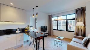 a kitchen and living room with a table and a couch at Goerlich by Alma Suites in Valencia