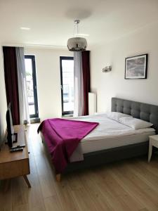 Un pat sau paturi într-o cameră la Apartamenty Kropla Bałtyku