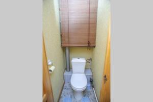 a bathroom with a white toilet in a room at ул. Героев Днепра 5, рядом Днепр in Cherkasy