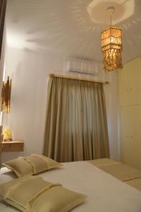 Łóżko lub łóżka w pokoju w obiekcie Esperos Seaside Suite in Adamas, Milos