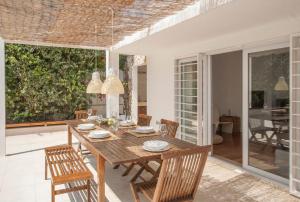 a dining room with a table and chairs at Villa Linda in Aldeia do Meco