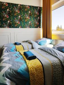 Un pat sau paturi într-o cameră la Pokoje Hotelowe Siedlczanka