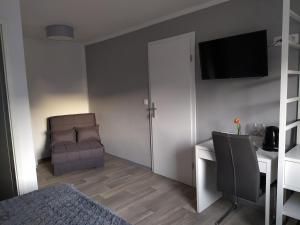 - une chambre avec un lit, un bureau et une chaise dans l'établissement Apartment Trubarjeva33, near Ljubljana, free parking, à Velike Lašče