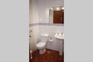ein Bad mit einem WC und einem Waschbecken in der Unterkunft Apartamento La Ubilla in Famara