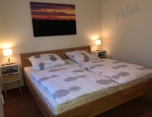 ein Schlafzimmer mit einem Bett mit zwei Kissen darauf in der Unterkunft Ferienwohnung Relax 5011 - Fehmarn in Burg auf Fehmarn