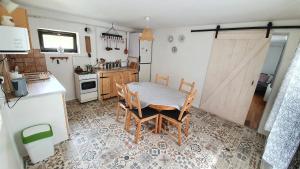 Kuchyňa alebo kuchynka v ubytovaní Kilátás a tóra Apartman