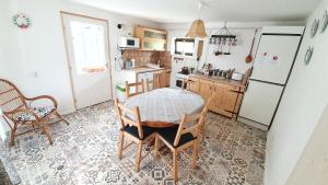 Kuchyňa alebo kuchynka v ubytovaní Kilátás a tóra Apartman