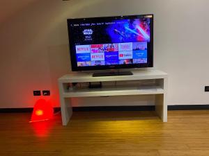 Televízia a/alebo spoločenská miestnosť v ubytovaní La Casa dei Sogni di Dory