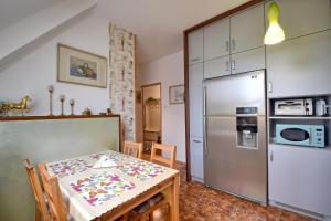 una cucina con tavolo e frigorifero di Podczele BLISKO PLAŻY a Kołobrzeg